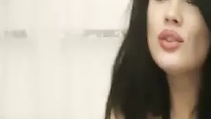 Жгучая брюнеточка varwara мастурбирует вагину