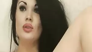 Жгучая брюнеточка varwara мастурбирует вагину