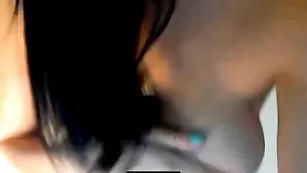 Соло милой шлюхи tigergirl с игрушкой