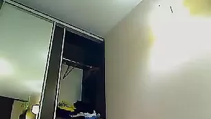 Симпатичная чертовка AlanaBi моется в душе