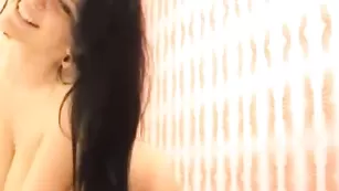 Смазливая брюнетка MarryAnn нежно дрочит пизду