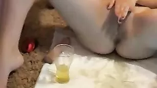 Порочная сука писает в стакан