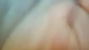 Шальная краля Sharmelle трахает отверстия пальчиком