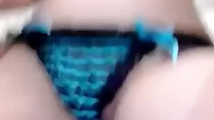 Восхитительная телка KiraGold ласкает большие сиськи