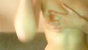 Симпатичная рыжая xmilsx показывает сочные груди