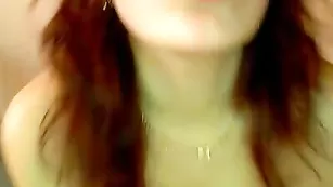 Симпатичная рыжая xmilsx показывает сочные груди