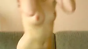 Симпатичная рыжая xmilsx показывает сочные груди