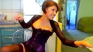 Яркая шлюха Flirt69 ведет себя по-блядски