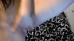 Худенькая чикса karishaaaa1 ласкает свои сиси