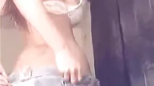 Потрясающая леди Nicole ласкает крупные сиси