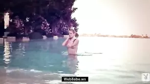 Замечательная чикса kristen плавает в бассейне голой