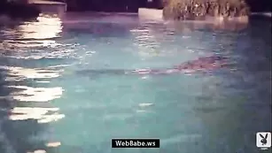 Замечательная чикса kristen плавает в бассейне голой