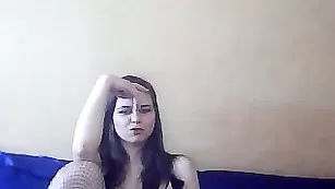 Сучка в чулках CharmingSex трахает пизду резиновым хером