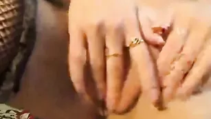 Импозантная дама crystalxx ласкает бритую киску