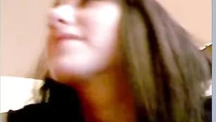 Похотливая курва отсасывает парню хуй