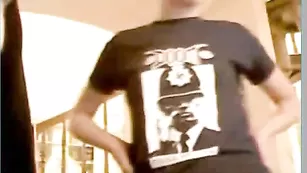 Похотливая курва отсасывает парню хуй