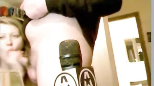 Похотливая курва отсасывает парню хуй