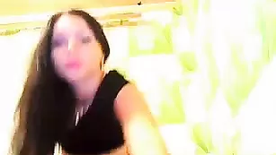 Жаркая брюнеточка elenaxxxx эротично раздевается на камеру