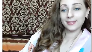 Превосходная кобыла xvioletkaxx смачно трахает свои дырки