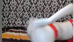 Превосходная кобыла xvioletkaxx смачно трахает свои дырки