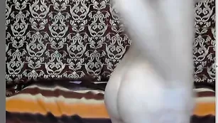 Превосходная кобыла xvioletkaxx смачно трахает свои дырки