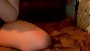 Грудастая курва FerrariBlond смачно мастурбирует