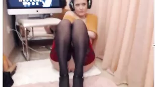 Знойная стерлядь Сatsuit трахает пизду секс игрушкой