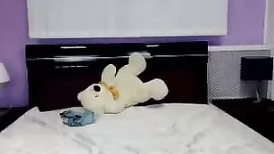 Рыжая шмарина RedHoty радостно мандражирует секс игрушкой