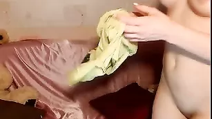 Строптивая малышка _peach_ diane1 лижет страпон