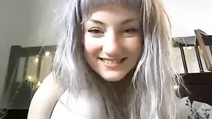 Строптивая малышка Мальвина теребит двумя игрушками