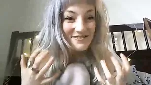 Строптивая малышка Мальвина теребит двумя игрушками