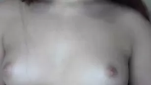 Крупная дамочка мастурбирует половые губки