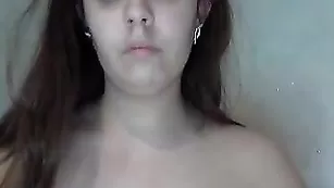 Крупная дамочка мастурбирует половые губки