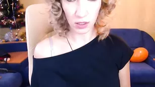 Опытная малышка Pussyjuicy массирует киску