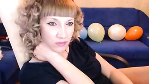 Опытная малышка Pussyjuicy массирует киску