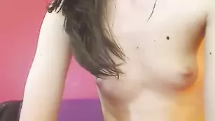 Темноволосая курва dollinna смачно дрочит очко