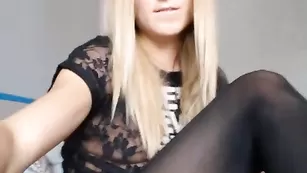 Зачетная путана Larissa лежит в чулках и мастурбирует
