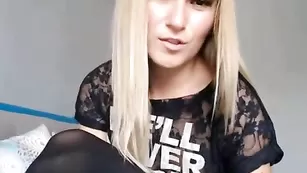 Зачетная путана Larissa лежит в чулках и мастурбирует