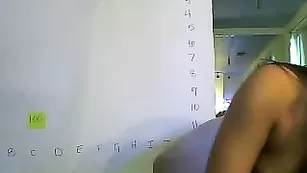 Длинноволосая бабенка Aspen Rae страстно дрочит влагалище