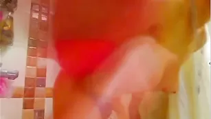 Знойная куколка AlanaBi принимает теплый душ