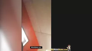 Молодая шваль jinjironi занимается с парнем оральными ласками