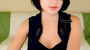 Темноволосая стерва clementina мастурбирует бритую пизду