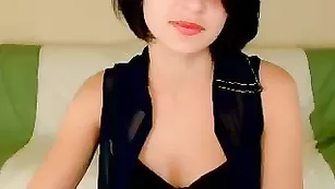 Темноволосая стерва clementina мастурбирует бритую пизду
