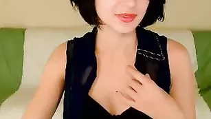 Темноволосая стерва clementina мастурбирует бритую пизду