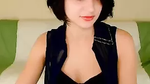 Темноволосая стерва clementina мастурбирует бритую пизду