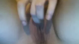 Распутная куколка расставляет ножки и мастурбирует пизду