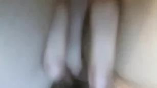 Распутная куколка расставляет ножки и мастурбирует пизду