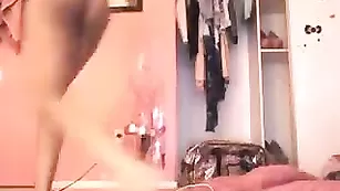 Шальная самка Emzy жестко надраивает пилотку