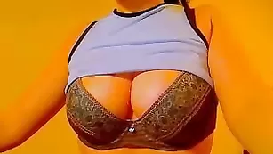 Смазливая пассия Jullietta хвастается сочными титьками