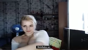 Молодая толстушка xhelenx тискает большие соски